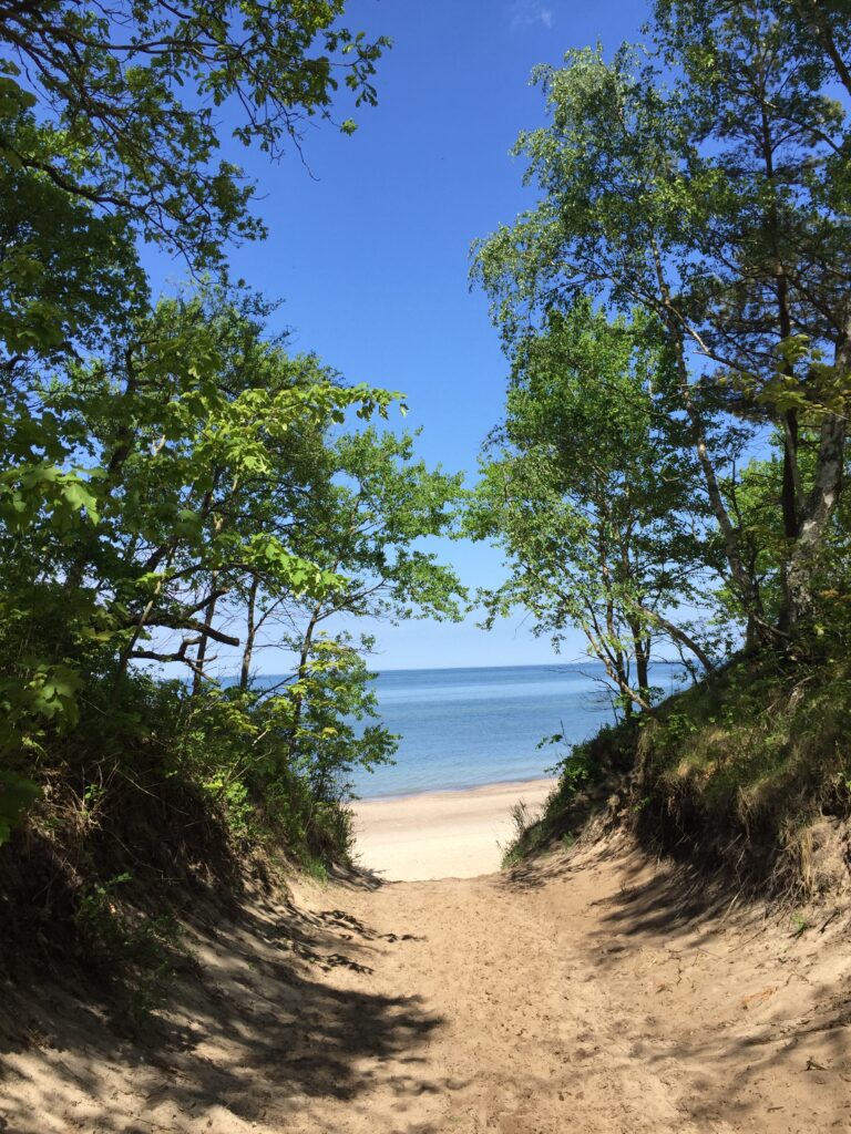 zejście na plażę pomiędzy Dziwnówkiem i Łukęcinem